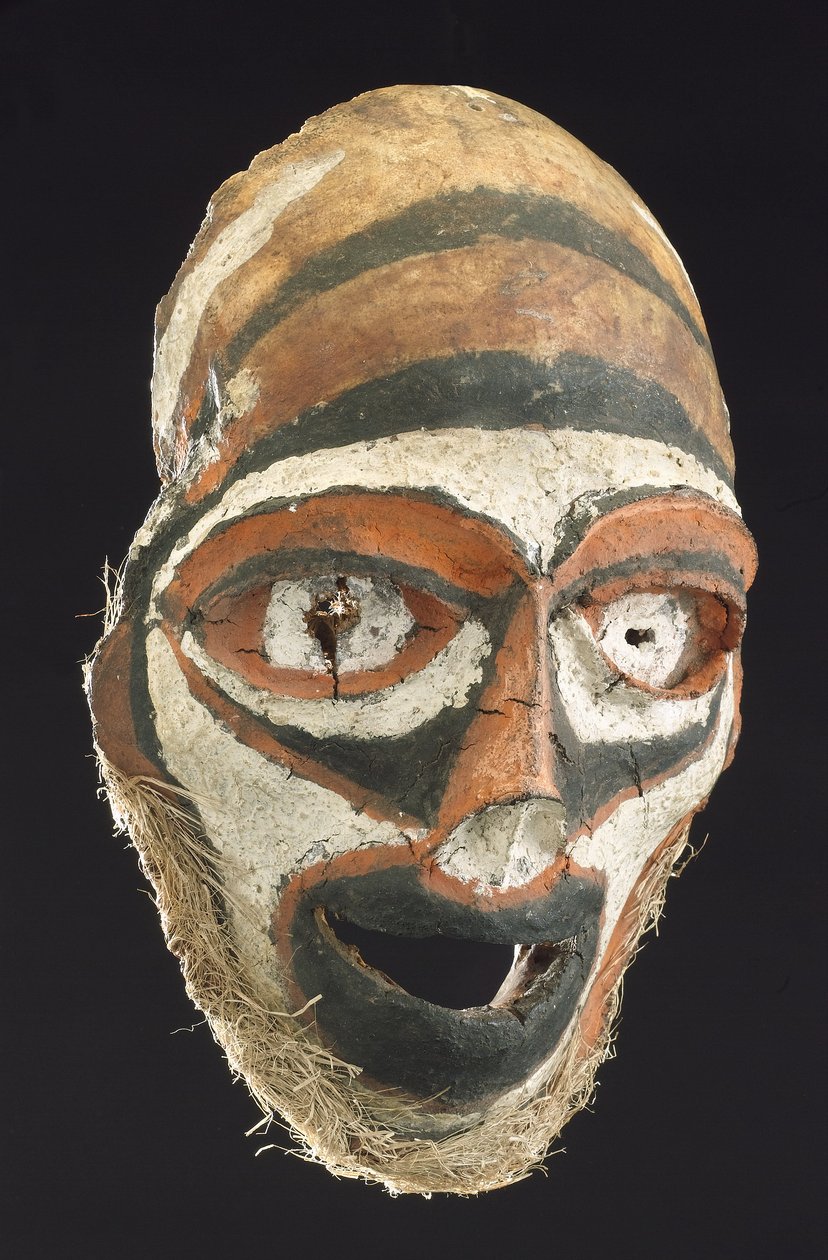 Masker gemaakt van een menselijke schedel, Nieuw-Brittannië, Papoea-Nieuw-Guinea door John Pardon