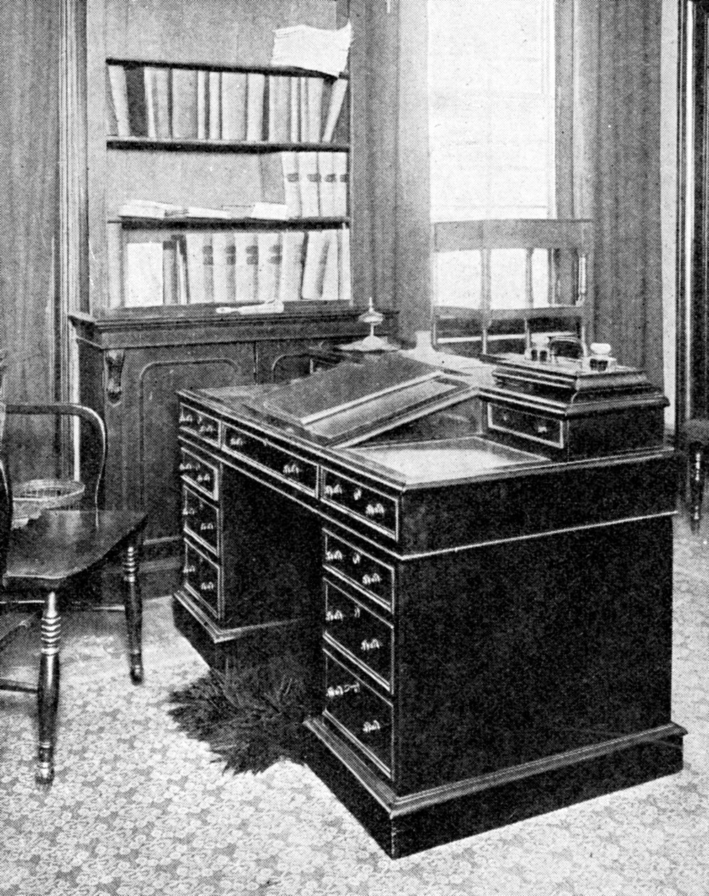 Stoel en bureau van Charles Dickens, gebruikt in Gadshill, 1923 door Rischgitz Collection