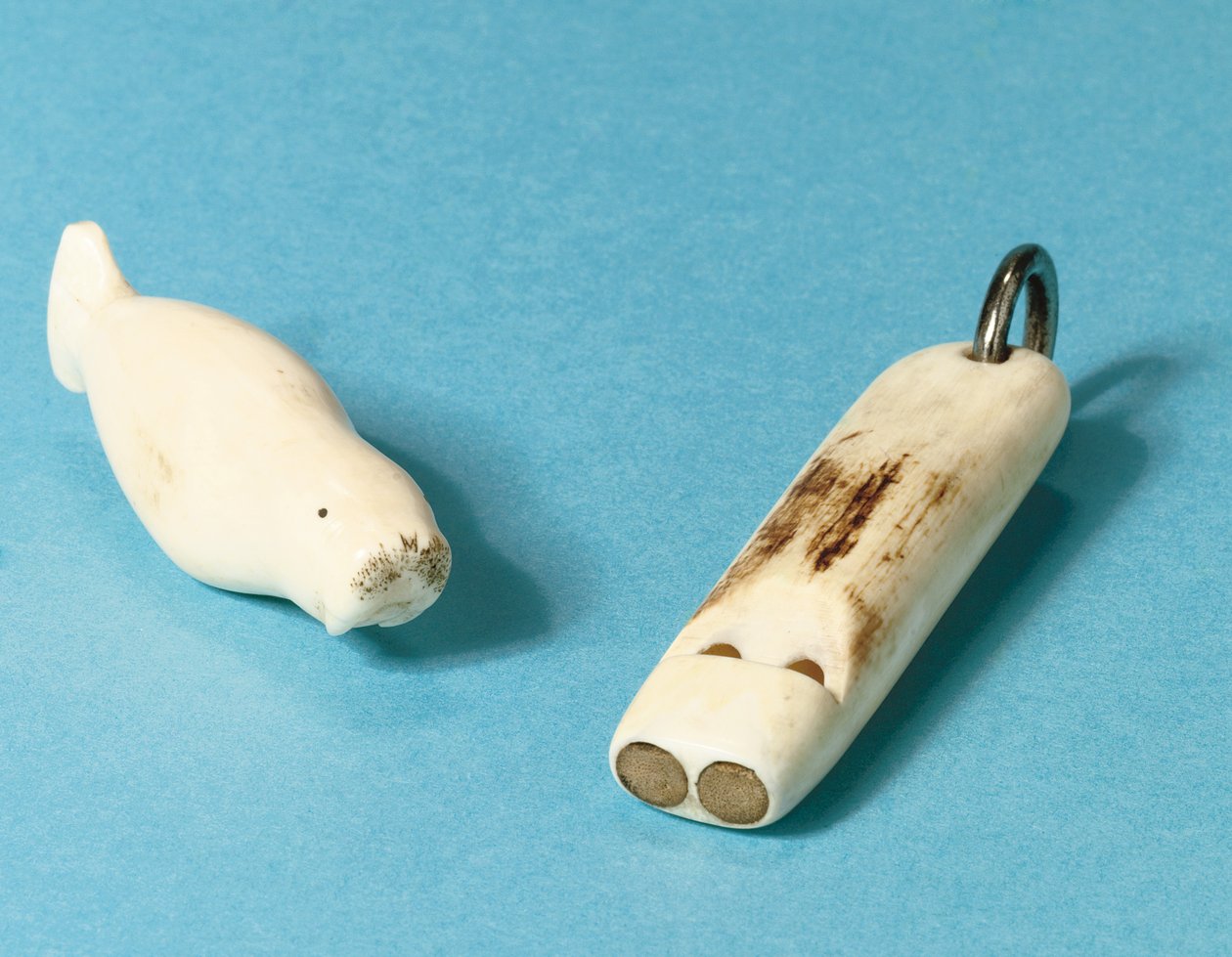 Model van een walrus en een fluit door Roald Engelbergt Gravning Amundsen