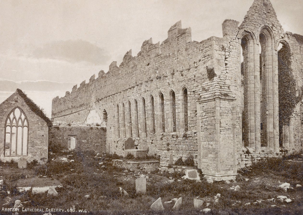 Ardfert Cathedral, gefotografeerd door Robert French voor de William Lawrence Photographic Studio, ca. 1880s door Robert French