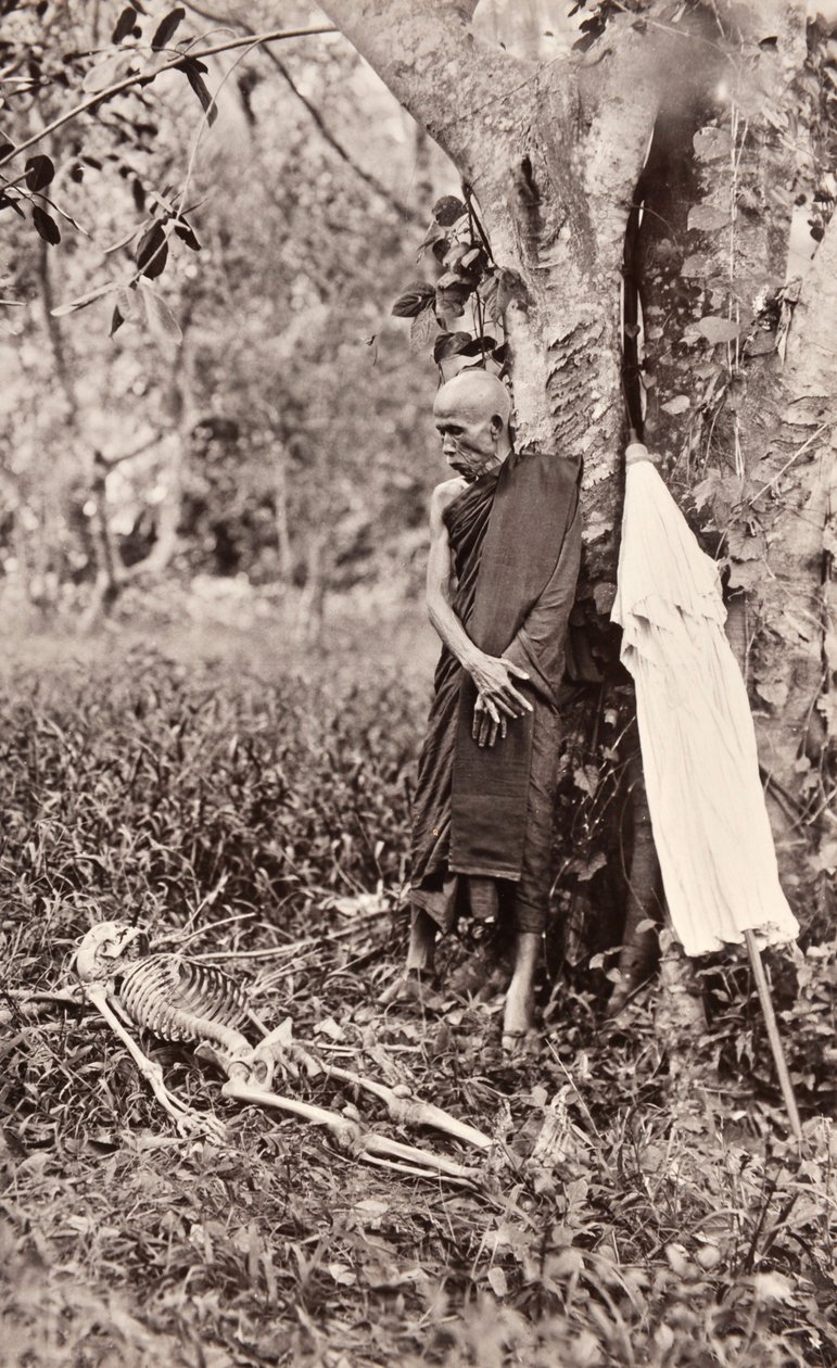 Symbolische foto van een monnik die een skelet overpeinst, Siam, ca. 1890 door Robert Lenz