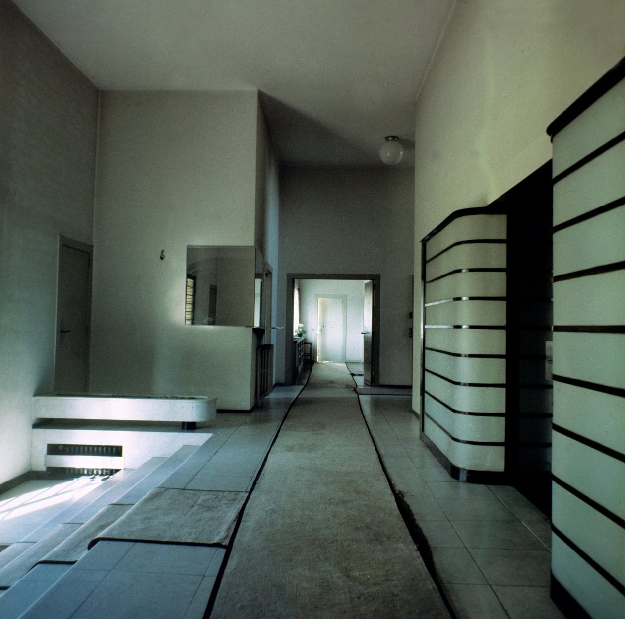 Inkomhal van de Villa Cavrois, ontworpen door Robert Mallet-Stevens (1886-1945), 1931-32 door Robert Mallet Stevens