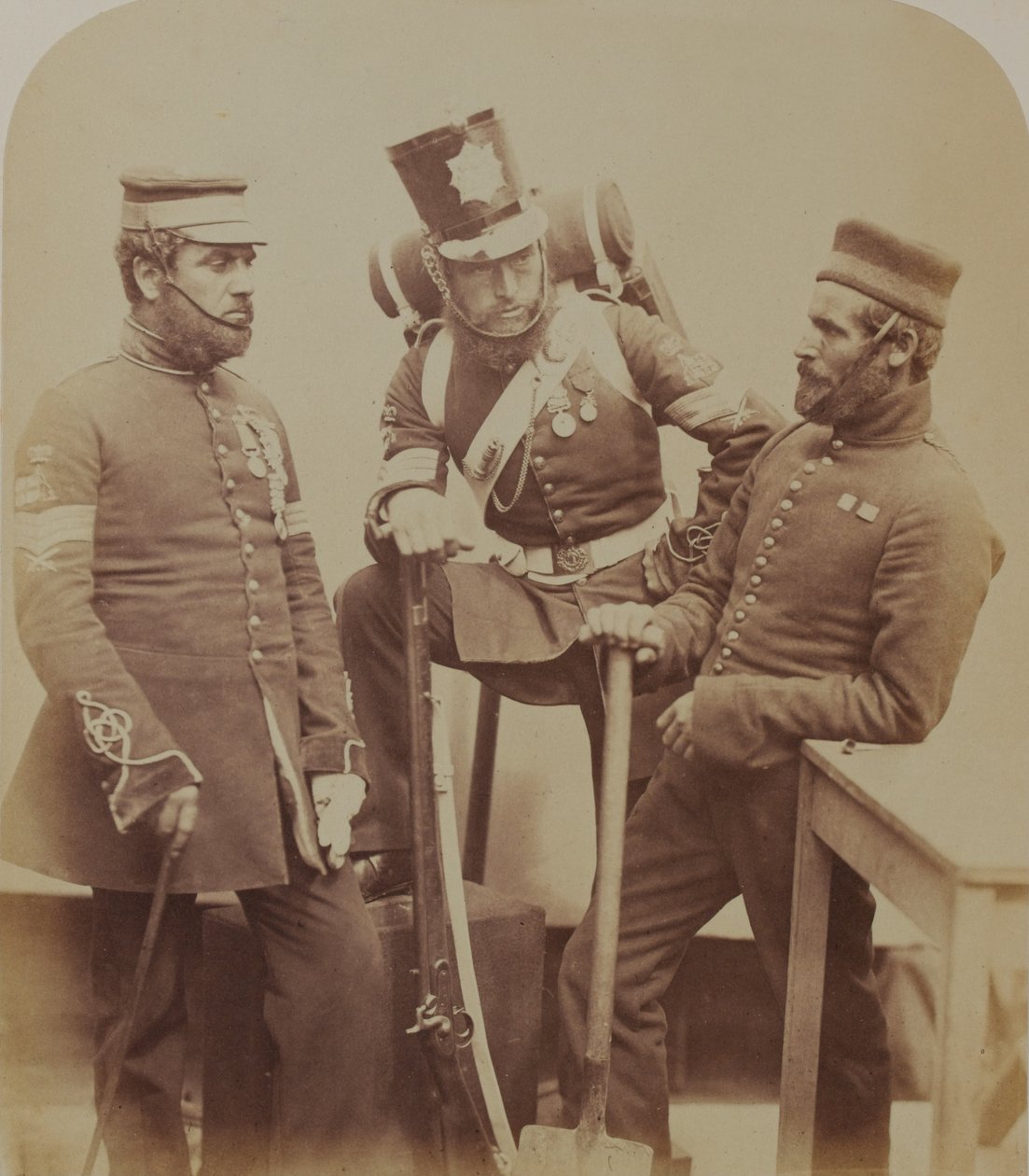 Kleur-sergeanten J. Stanton, Kester Knight en W. Bruce, Royal Sappers and Miners, 1856 door Robert Howlett