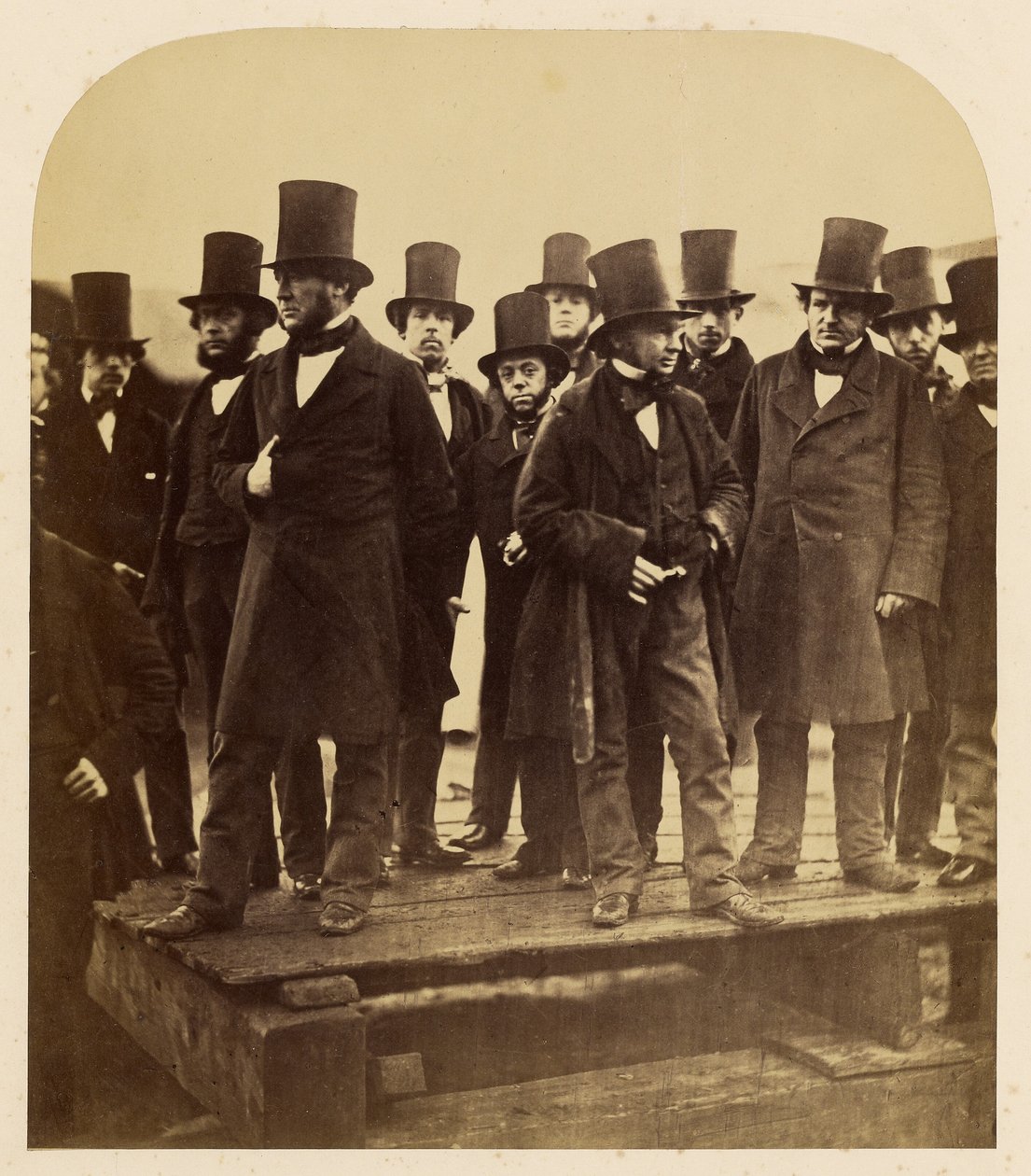 I. K. Brunel en anderen bij het observeren van de tewaterlatingspoging van de „Great Eastern“ door Robert Howlett