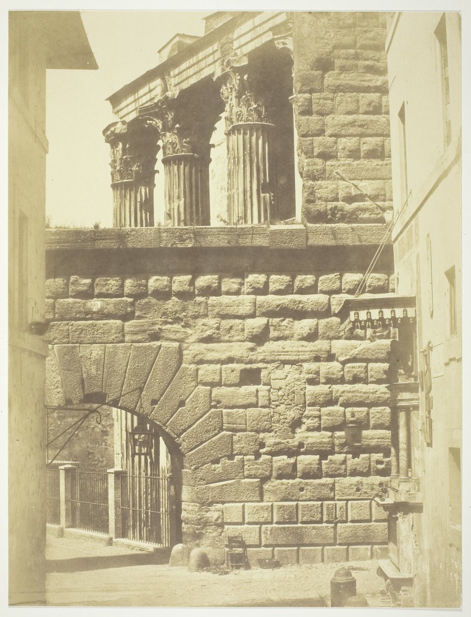 Zonder titel (Romeinse muur met poort) door Robert MacPherson