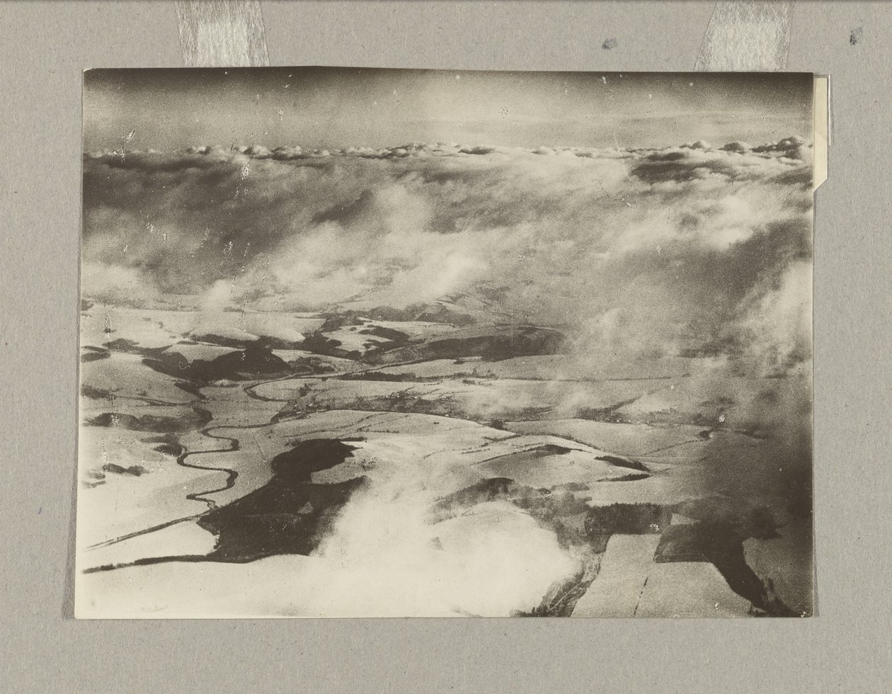 [Blik door de wolken]. door Robert Petschow