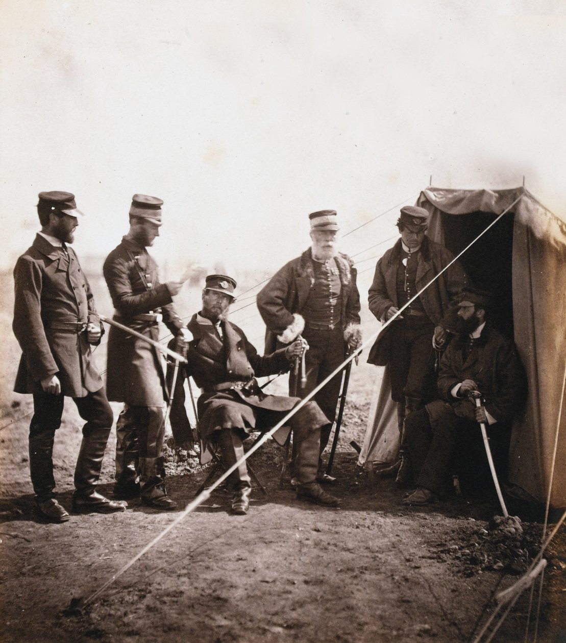Brigadier-generaal Philip Macpherson en officieren van de 4e Divisie, uit een album van 52 foto