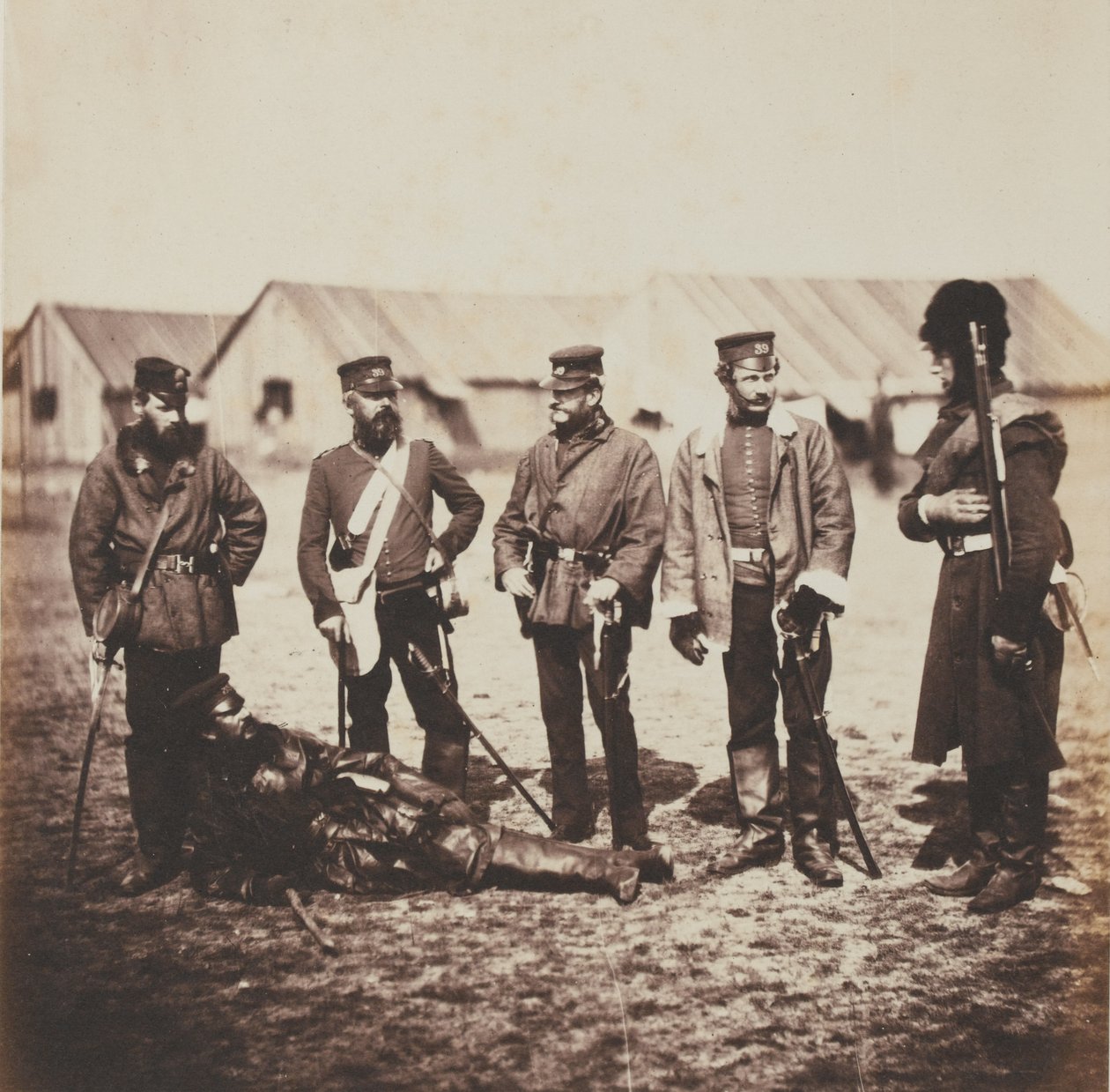 Luitenant-generaal William Munro en officieren van het 39e (Dorsetshire) Regiment of Foot, uit een album van 52 foto
