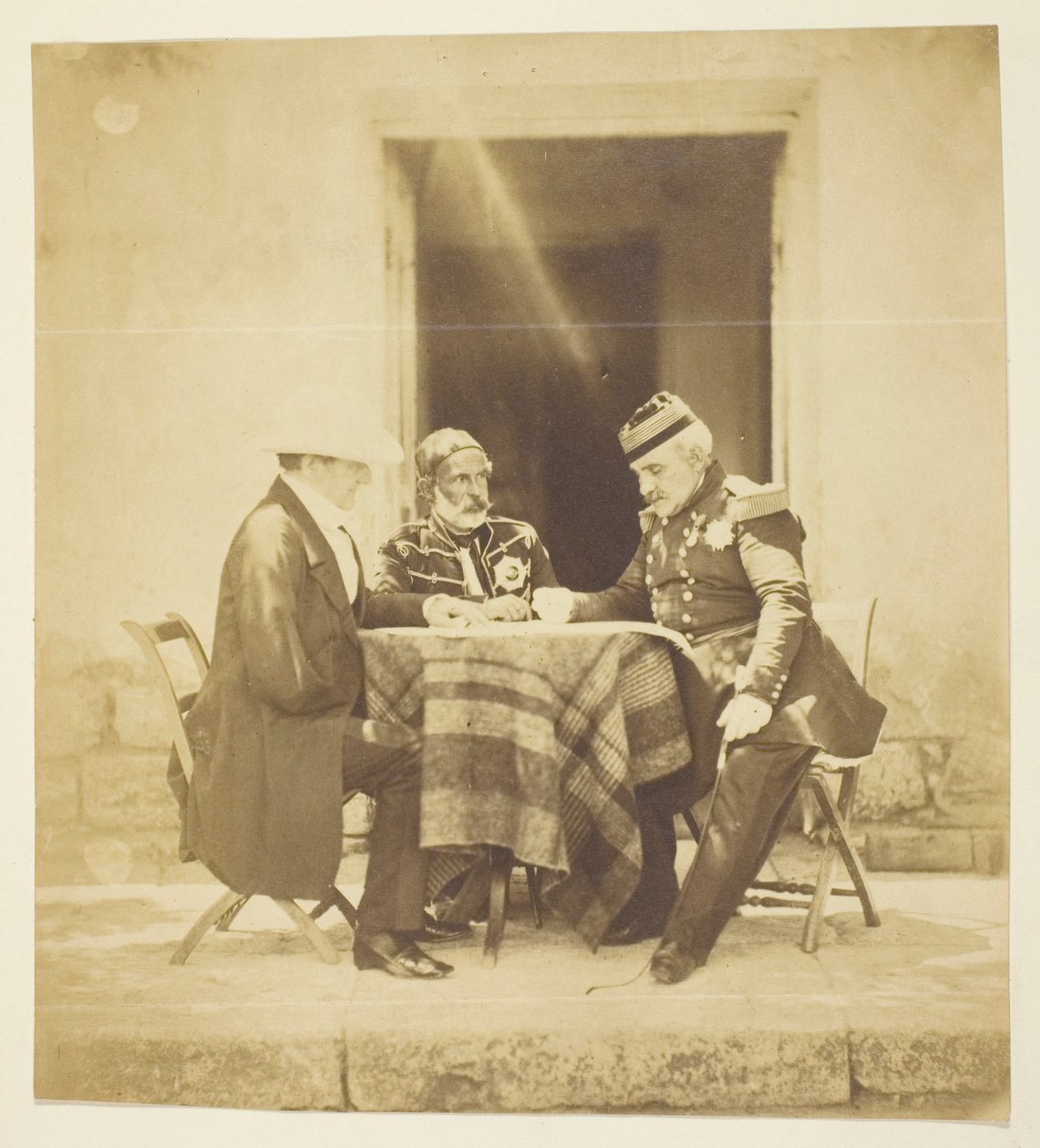 Een krijgsraad: Lord Raglan, Omar Pacha en Pélissier, gefotografeerd op de avond voor de inname van de Mankelen, Krim door Roger Fenton