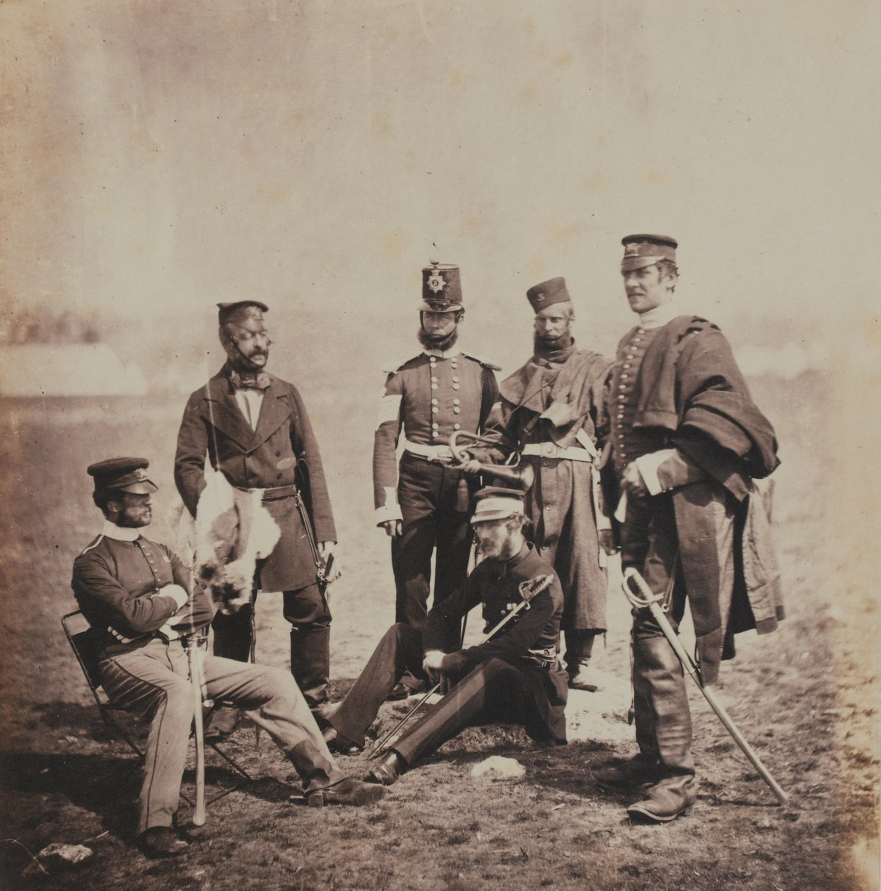Brigadier-generaal Charles Thomas Van Straubenzee en officieren van de Buffs, uit een album van 52 foto