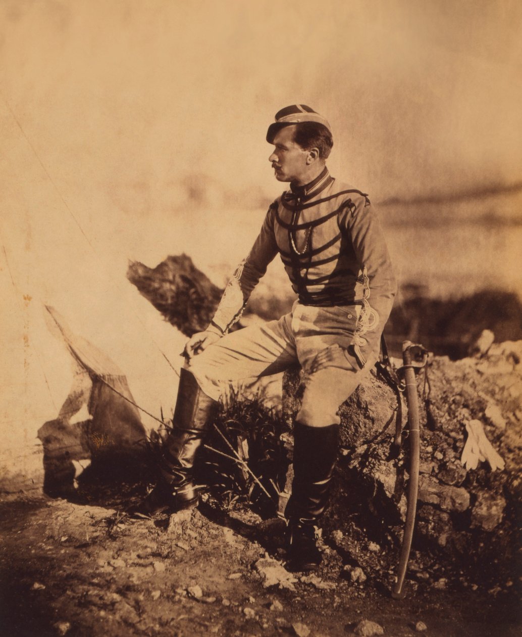 Kapitein Thomas, adjudant van Generaal Pierre Bosquet, Zittend Volledig Portret in Uniform met Zwaard, Krimoorlog, Krim, Oekraïne door Roger Fenton
