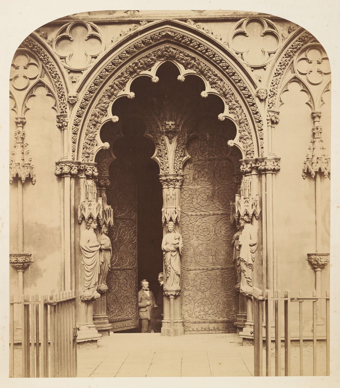 Centrale deuropening, westportaal, kathedraal van Lichfield door Roger Fenton