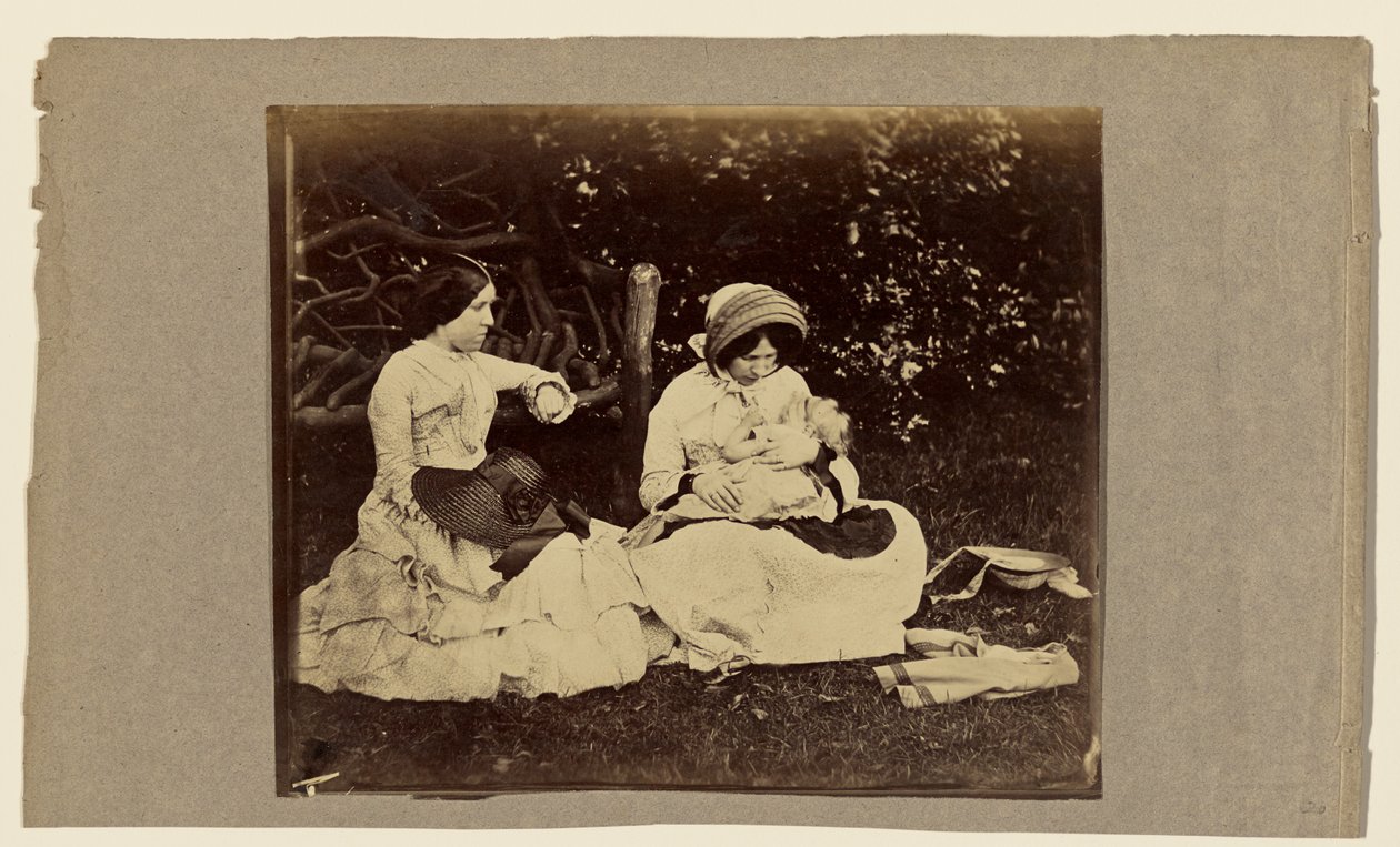 [Slapend kind met twee vrouwen zittend op gras] door Roger Fenton