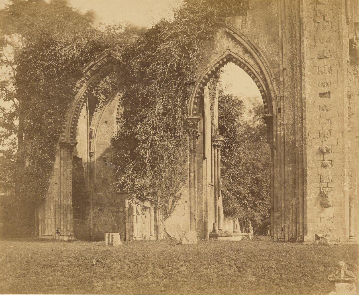 Abdij van Glastonbury, bogen van de noordelijke zijbeuk door Roger Fenton