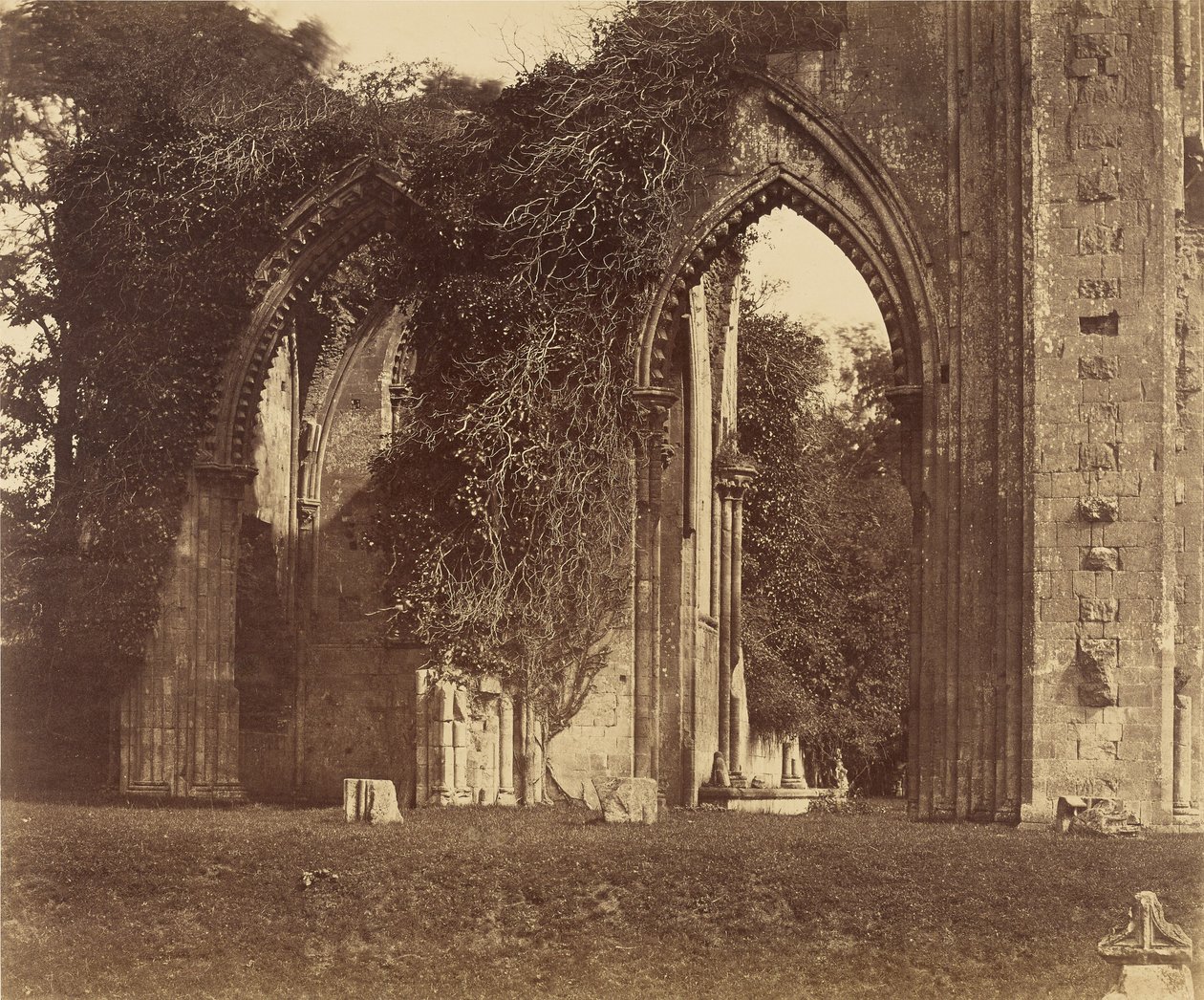 Abdij van Glastonbury, bogen van de noordelijke zijbeuk door Roger Fenton