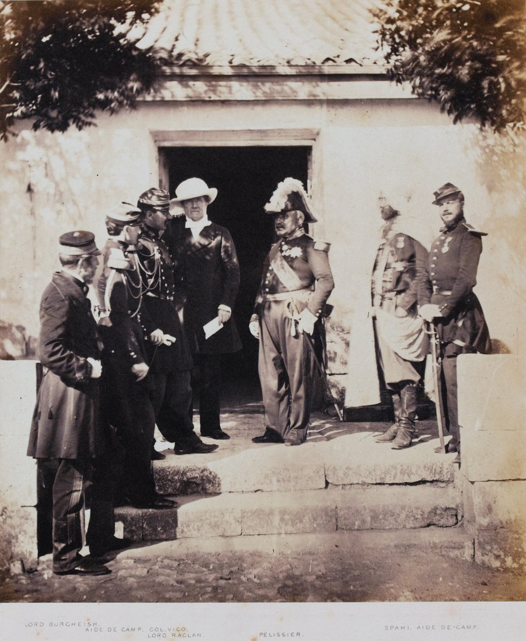 Groep bij het hoofdkwartier, uit een album van 52 foto