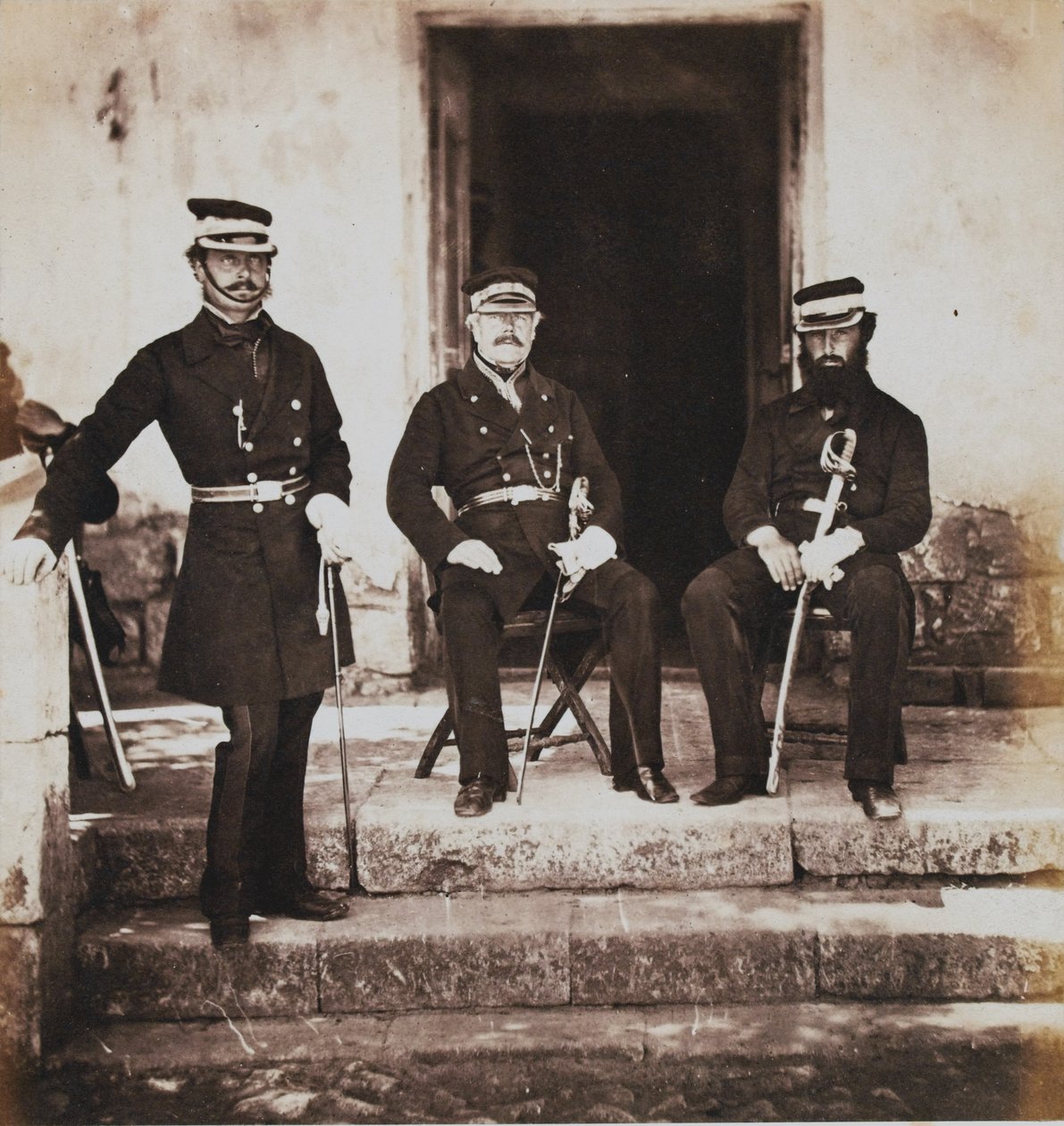 Generaal-majoor Henry Frederik Lockyer en twee van zijn stafleden, uit een album van 52 foto