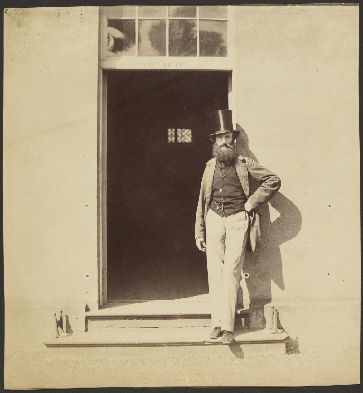Man staande in een deuropening bij de Hythe-kazerne door Roger Fenton