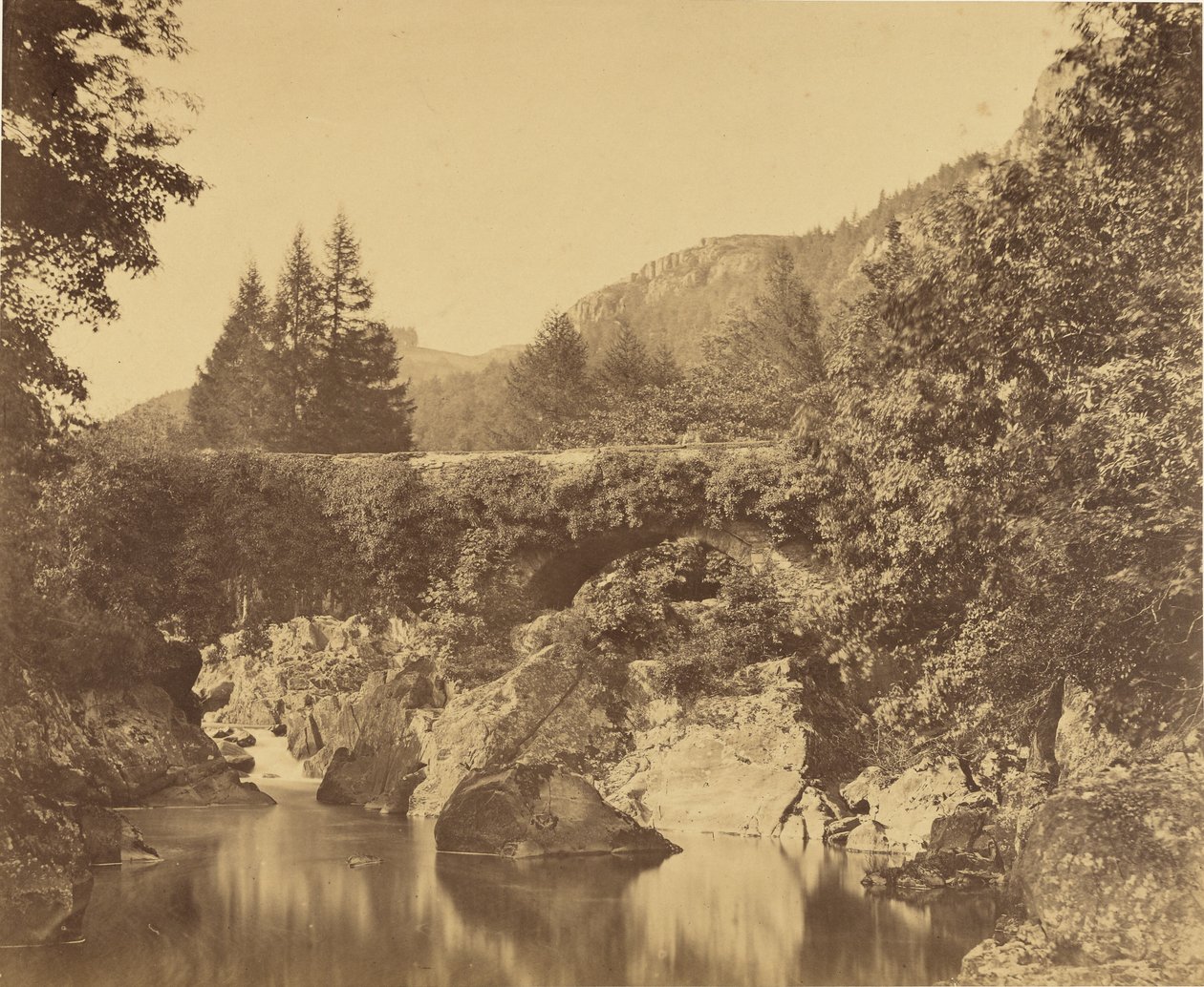 Waterbekken onder Pont y Pari, Bettws-y-Coed, Wales. door Roger Fenton