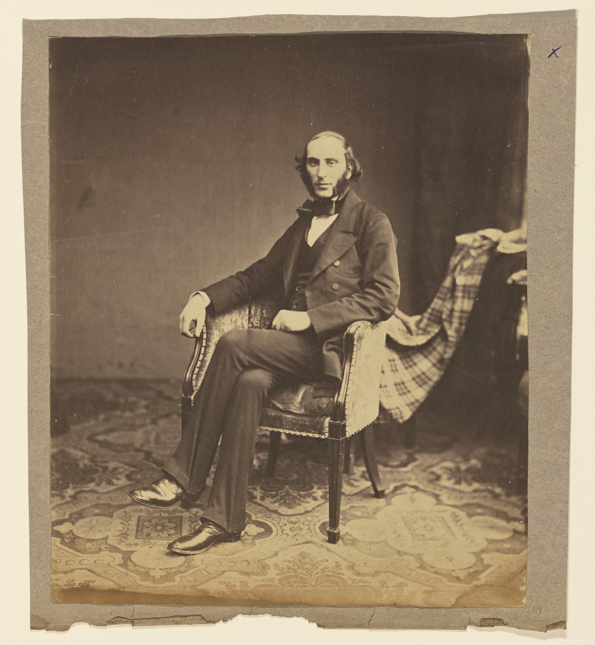 [Portret van een zittende man] door Roger Fenton