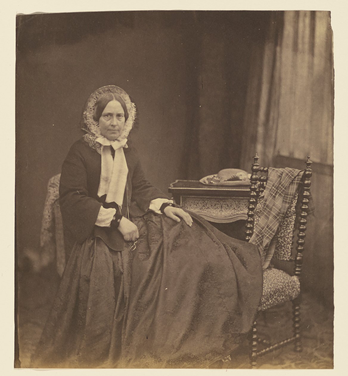 [Portret van een zittende vrouw met muts] door Roger Fenton