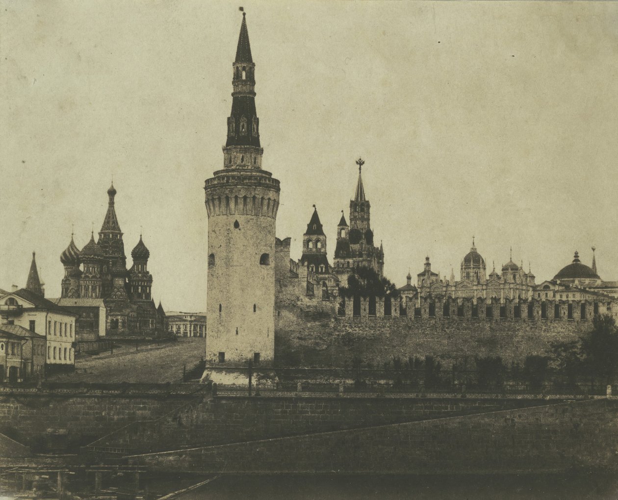 Zuidelijke Voorkant van het Kremlin vanaf de Oude Brug, 1852 door Roger Fenton