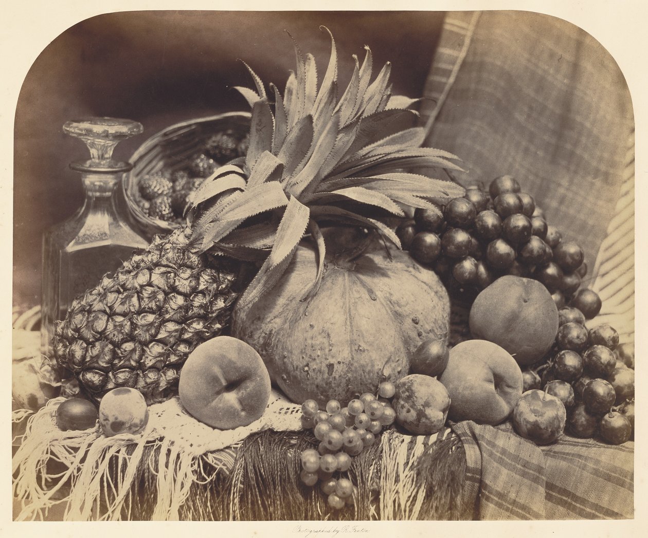 Stilleven met fruit en karaf door Roger Fenton