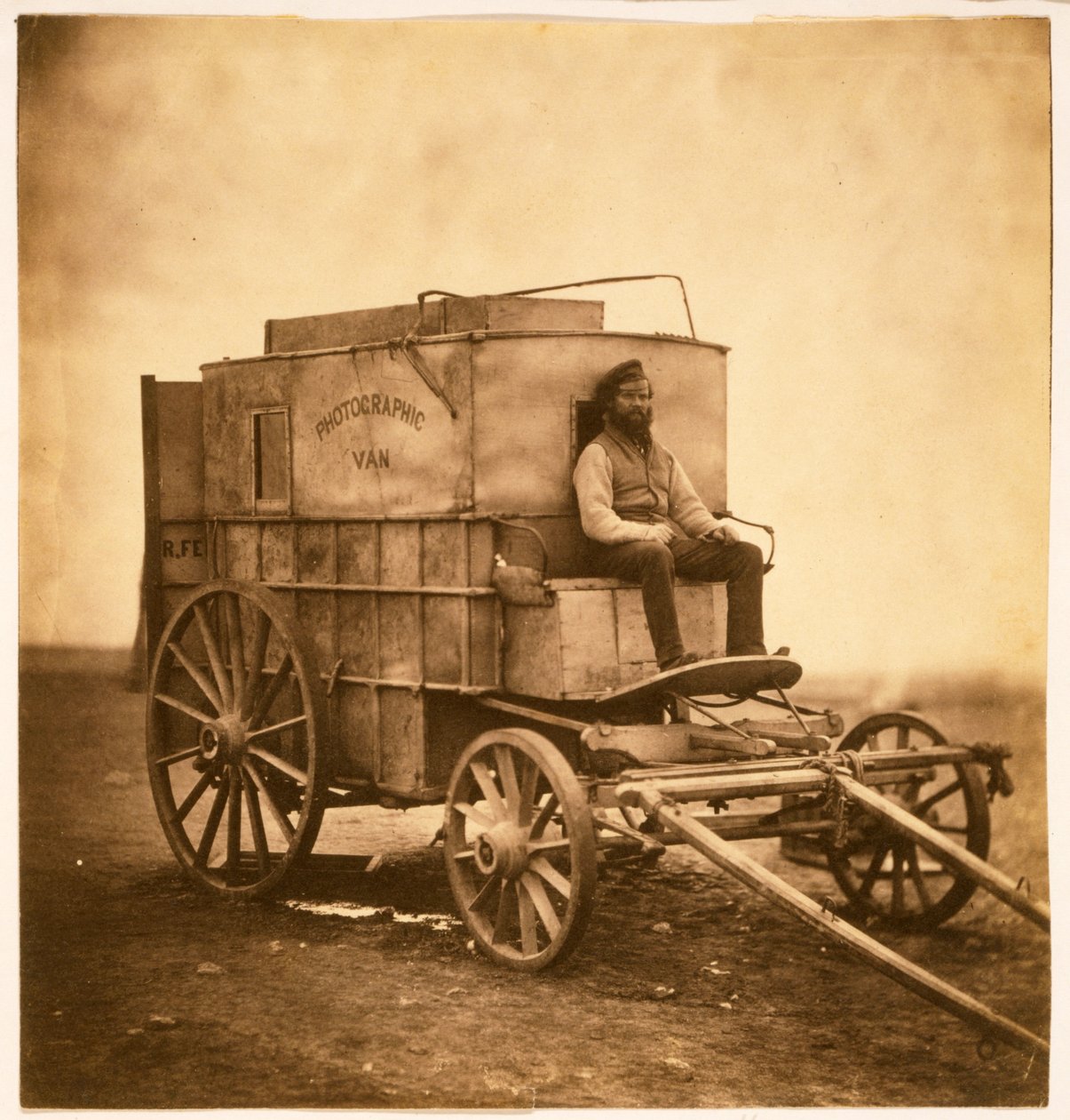 De fotografenwagen met Marcus Sparling op de Krim, 1855 door Roger Fenton