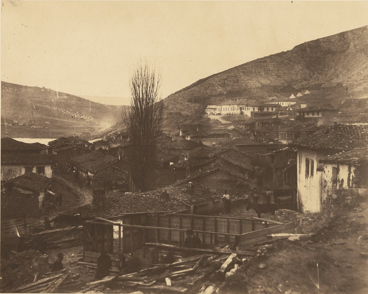 De spoorwegstraat in Balaklava door Roger Fenton