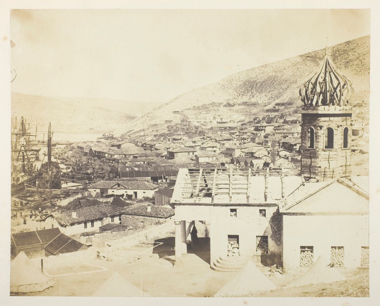 De Russische kerk en stad Balaklava door Roger Fenton