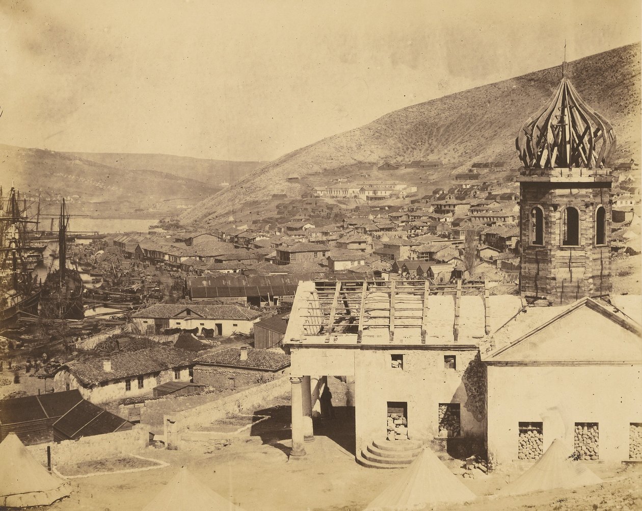 De Russische kerk en de stad Balaklava door Roger Fenton