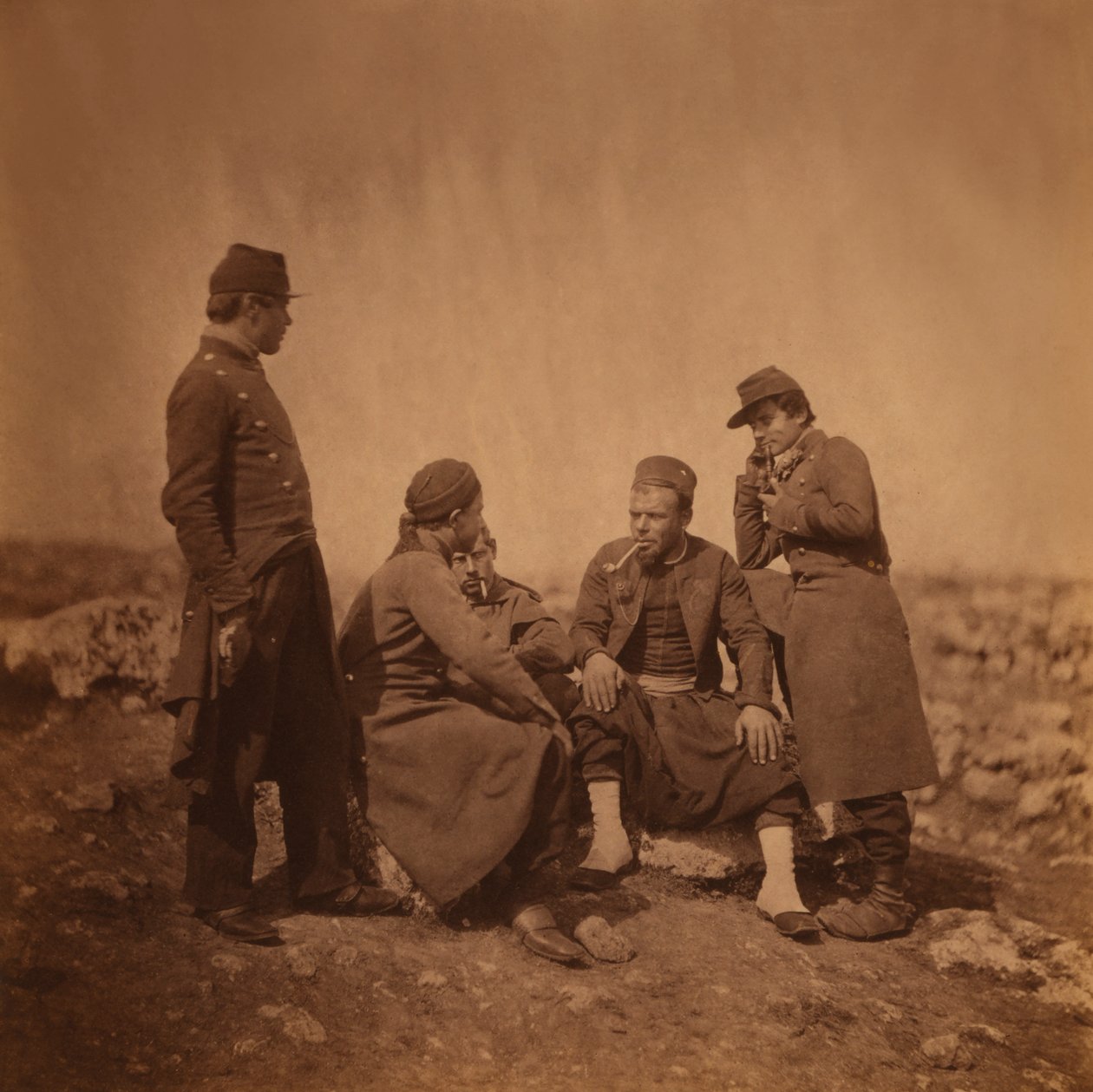 Twee Franse Soldaten Staand naast drie Zouave Soldaten Zittend en Rokend, Krimoorlog, Krim, Oekraïne door Roger Fenton