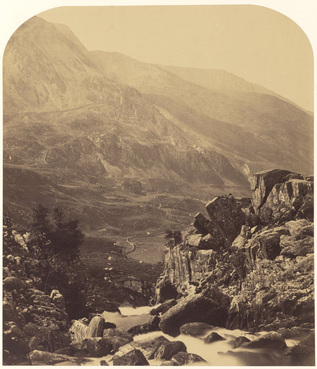 Gezicht vanaf de Ogwen-watervallen naar Nan Francon door Roger Fenton