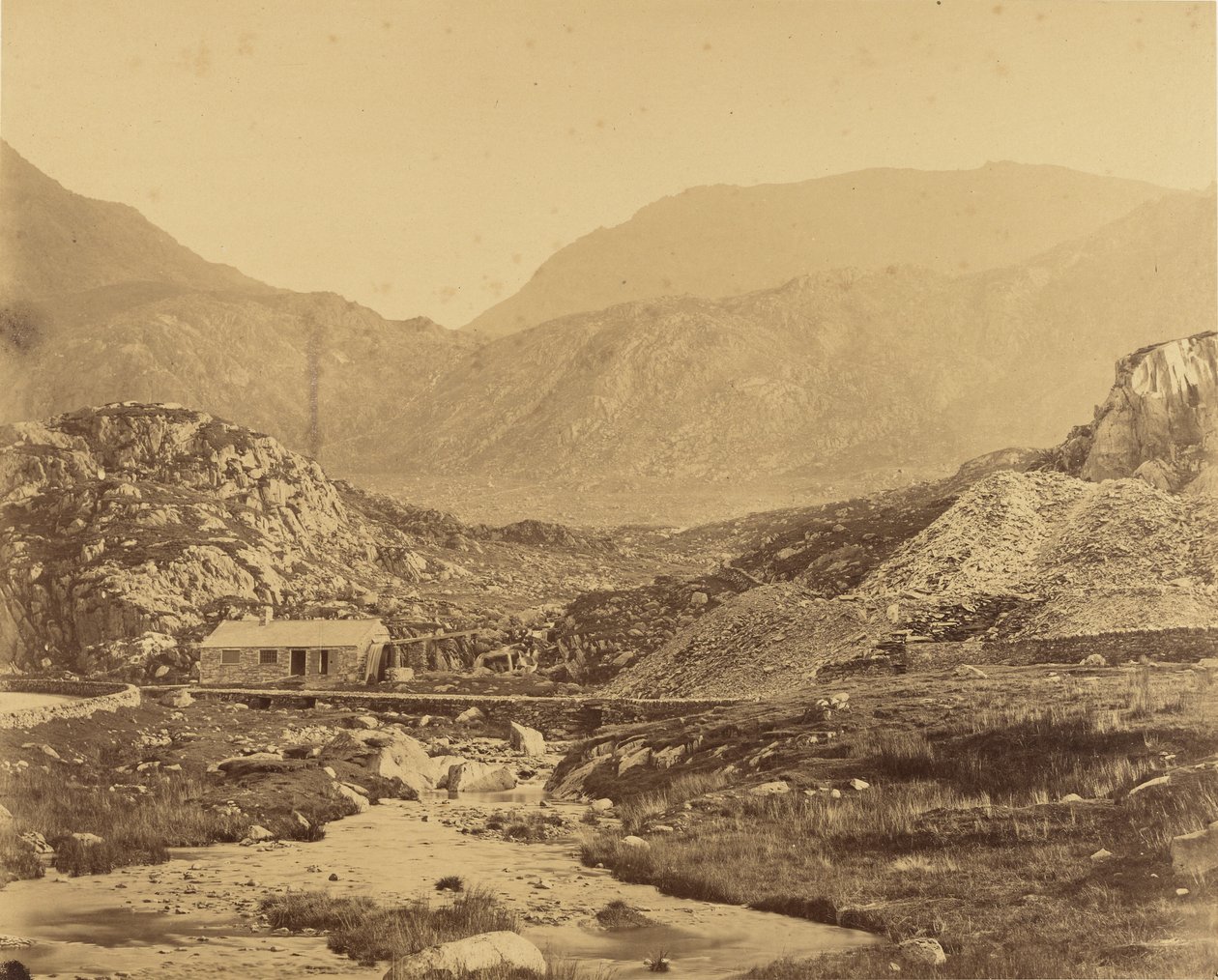 [Uitzicht op bergen aan de voet van het Ogwenmeer] door Roger Fenton