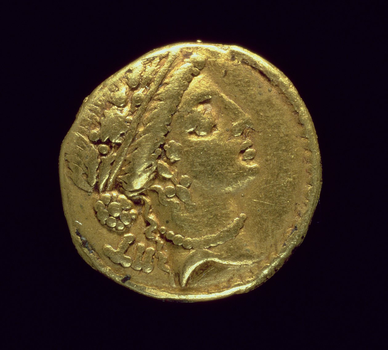 Aureus (voorzijde) geslagen door Julius Caesar (110-44 v.Chr.) met een vrouwelijke kop rechts met een eikenkrans en diadeem door Roman