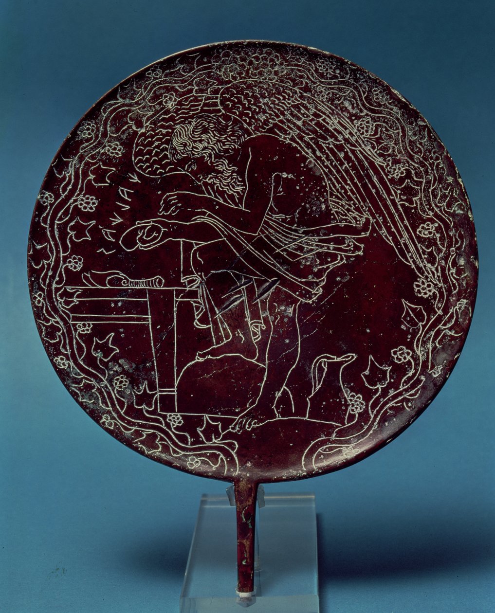 Achterkant van een bronzen spiegel met een scène van een oude man die de lever van een dier onderzoekt, draagt de naam Chalenas (Griekse waarzegger) door Roman