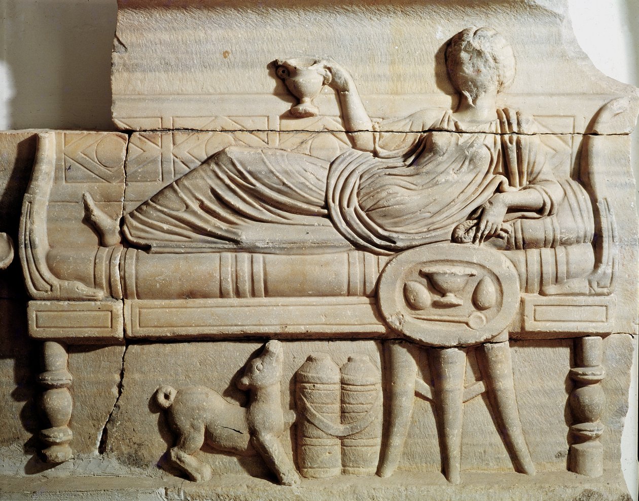 Detail van een sarcofaag die een vrouw afbeeldt die op een bank ligt door Roman