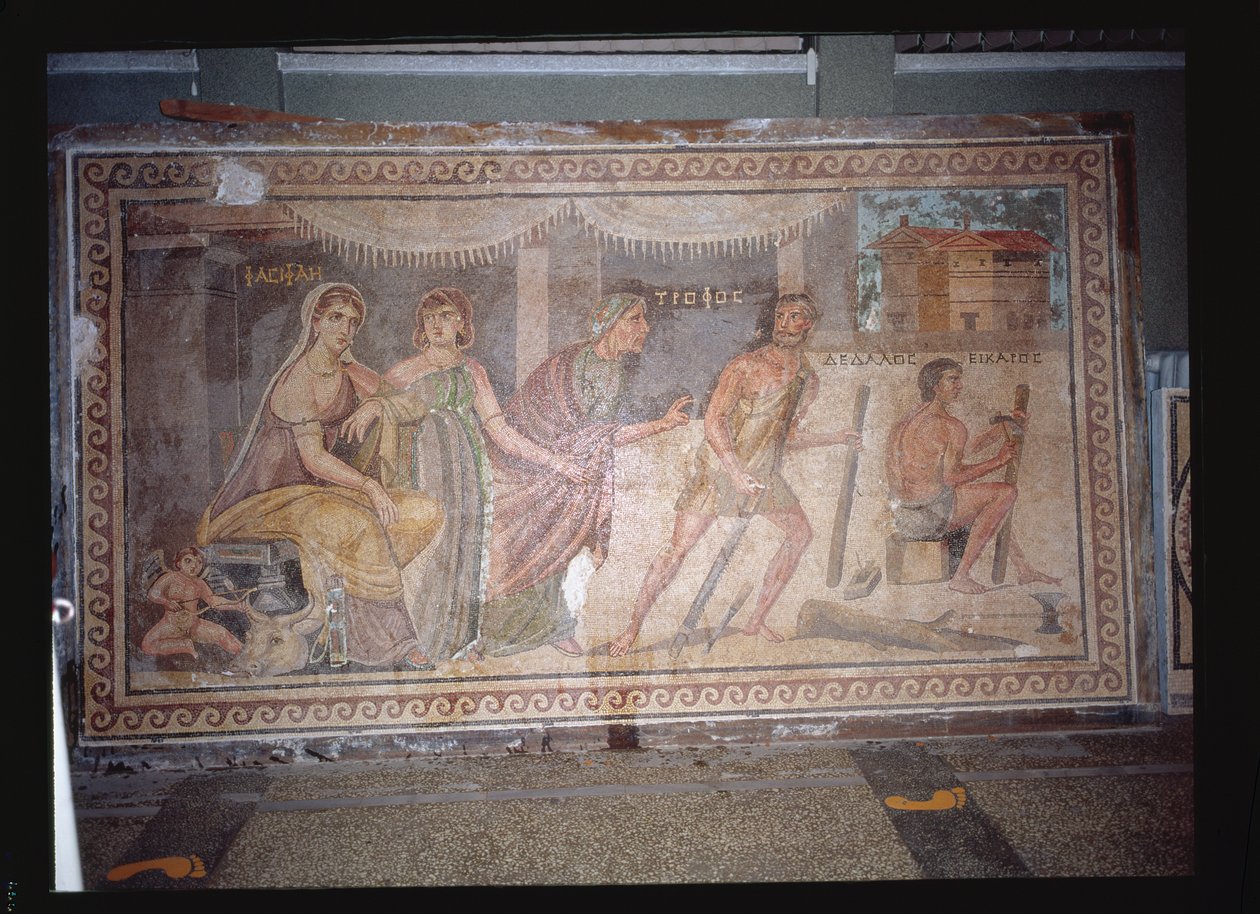 Vloer die het maken van een houten koe voor koningin Pasiphae afbeeldt, uit Belkis (nu Zeugma) Turkije door Roman