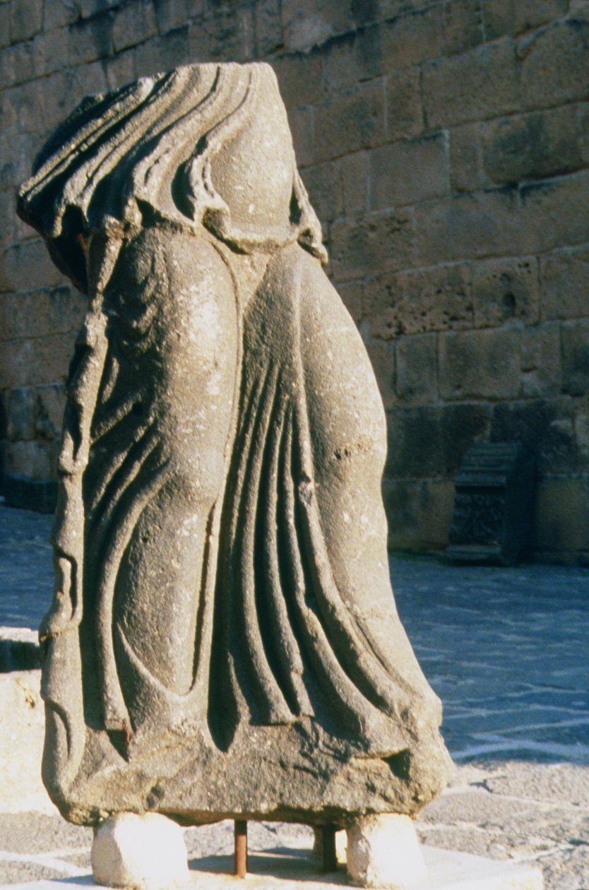 Fragment van een beeld van een staande vrouw door Roman