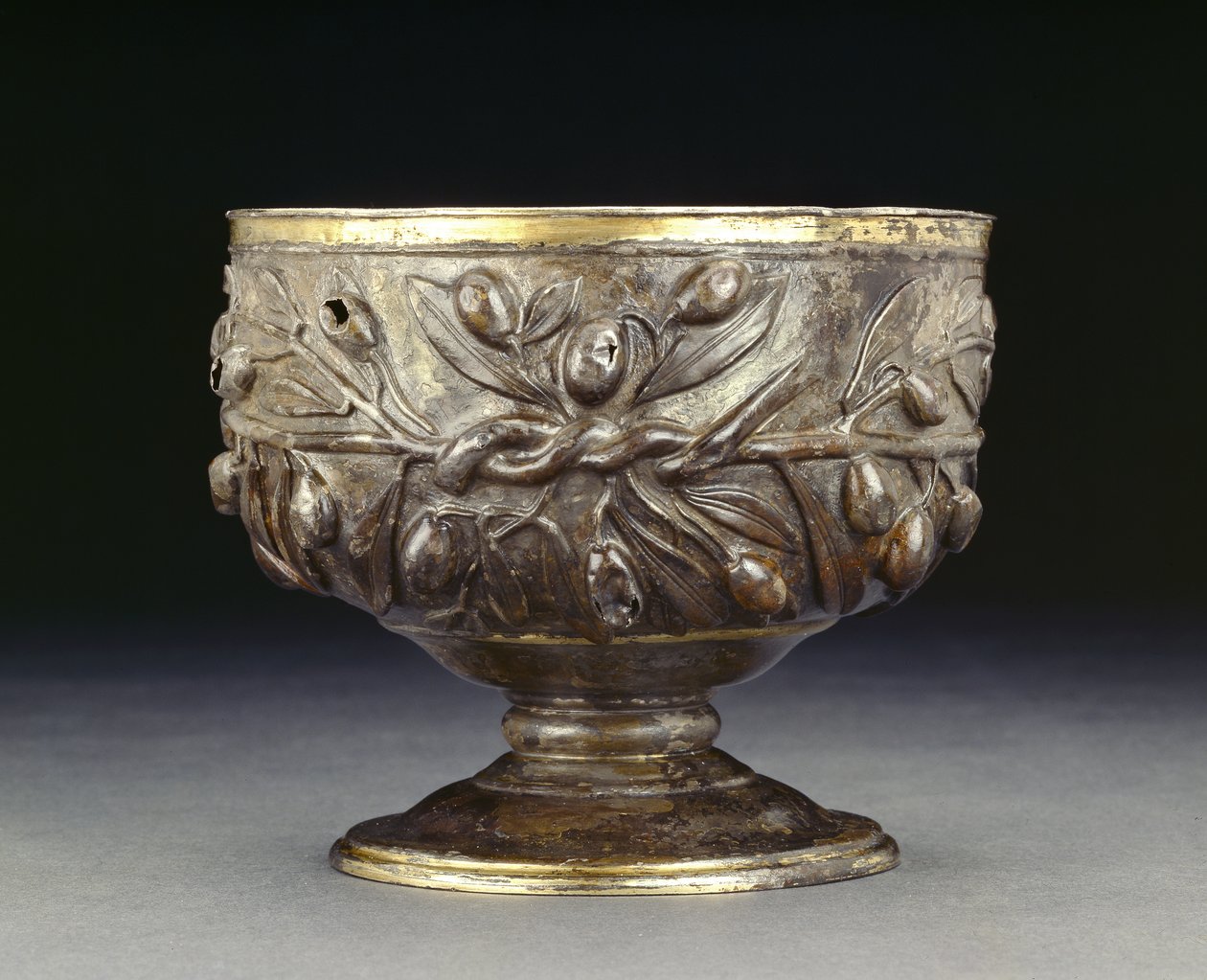 Vergulde zilveren beker versierd met olijftakken, met een eenvoudige gouden binnenvoering, 50-150 AD door Roman