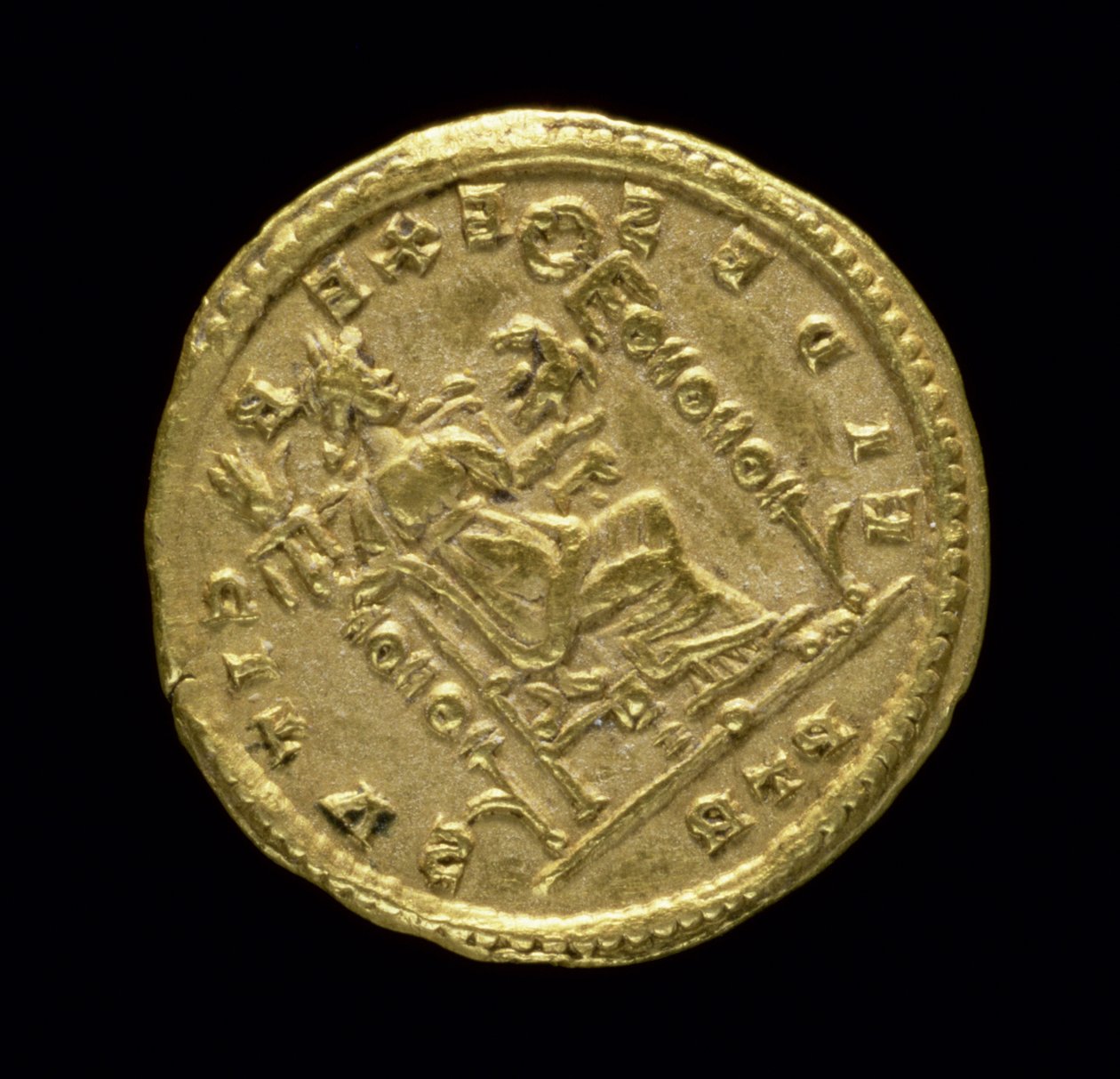 Gouden solidus (achterkant) van Constantijn I de Grote met afbeelding van Fides zittend links op troon. Opschrift: FIDES EXERCITVS. Geslagen in Trier door Roman
