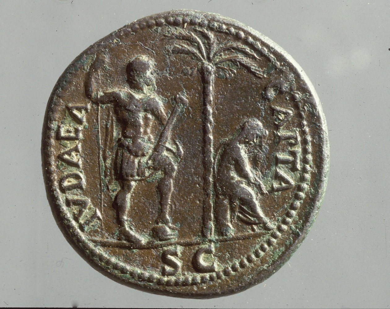 Keizerlijke munt met rouwende figuren en het opschrift 