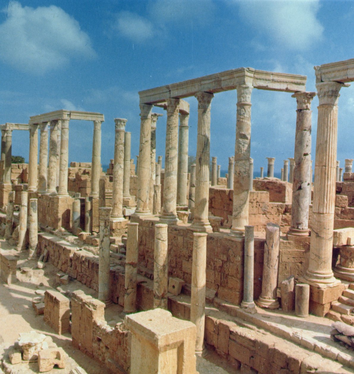 Kalkstenen zuilen van het theater door Roman
