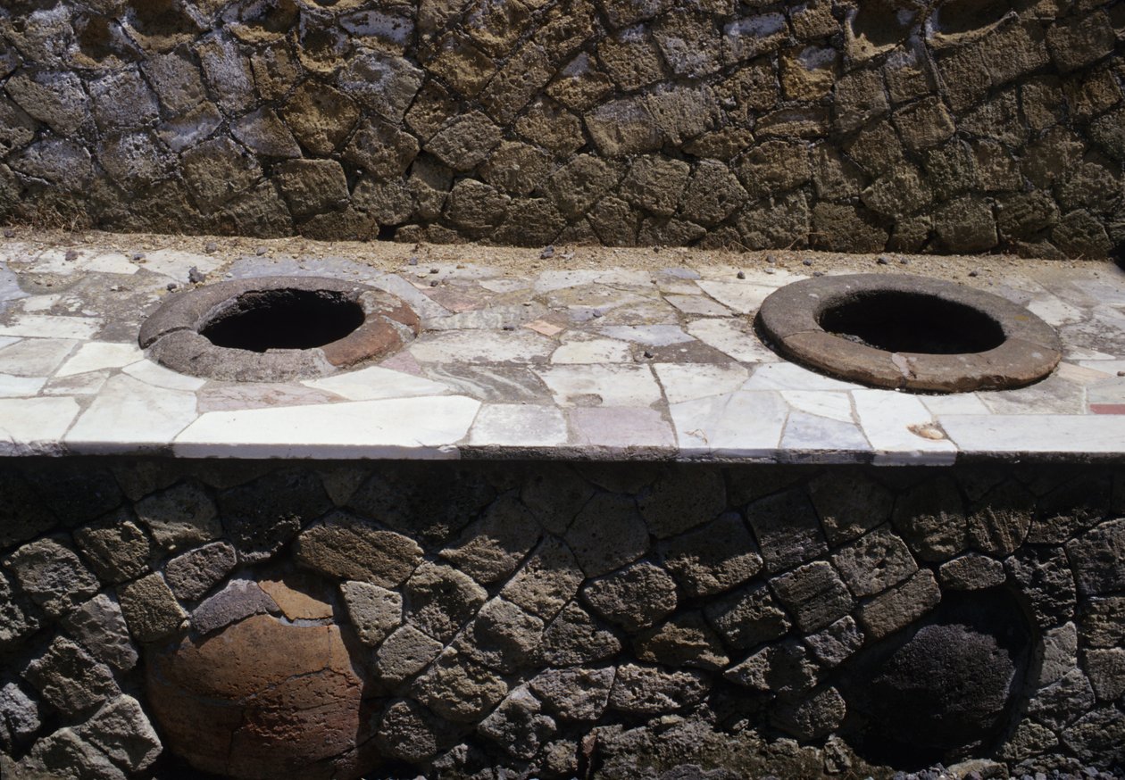 Gerestaureerde resten van een thermopolium (snackbar) met kommen in de toonbank door Roman