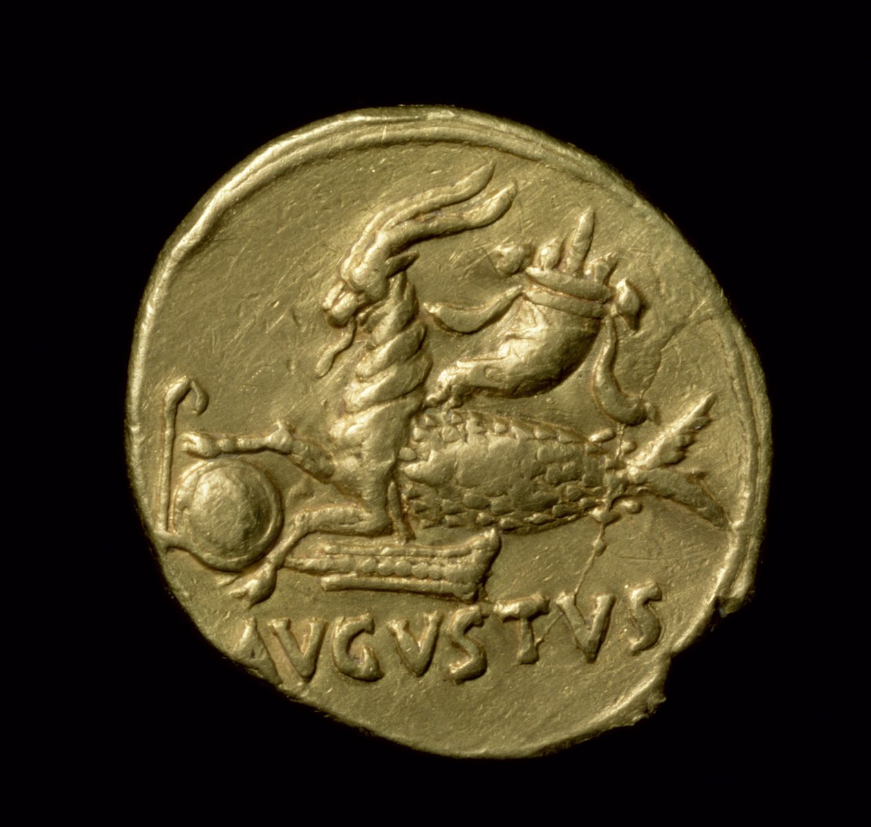 Keerzijde van een aureus munt met een geit met een visstaart en de naam Augustus, c. 18-16 v.Chr. door Roman