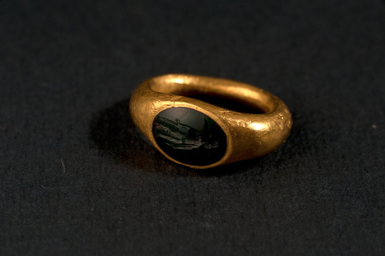 Ring (goud en chalcedoon) door Roman