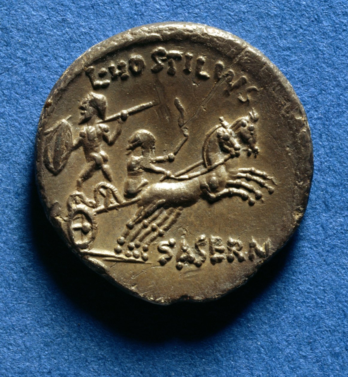 Romeinse denarius versierd met een wagenmenner en een edele krijger die een Keltische strijdwagen berijdt, ca. 48 v.Chr. door Roman