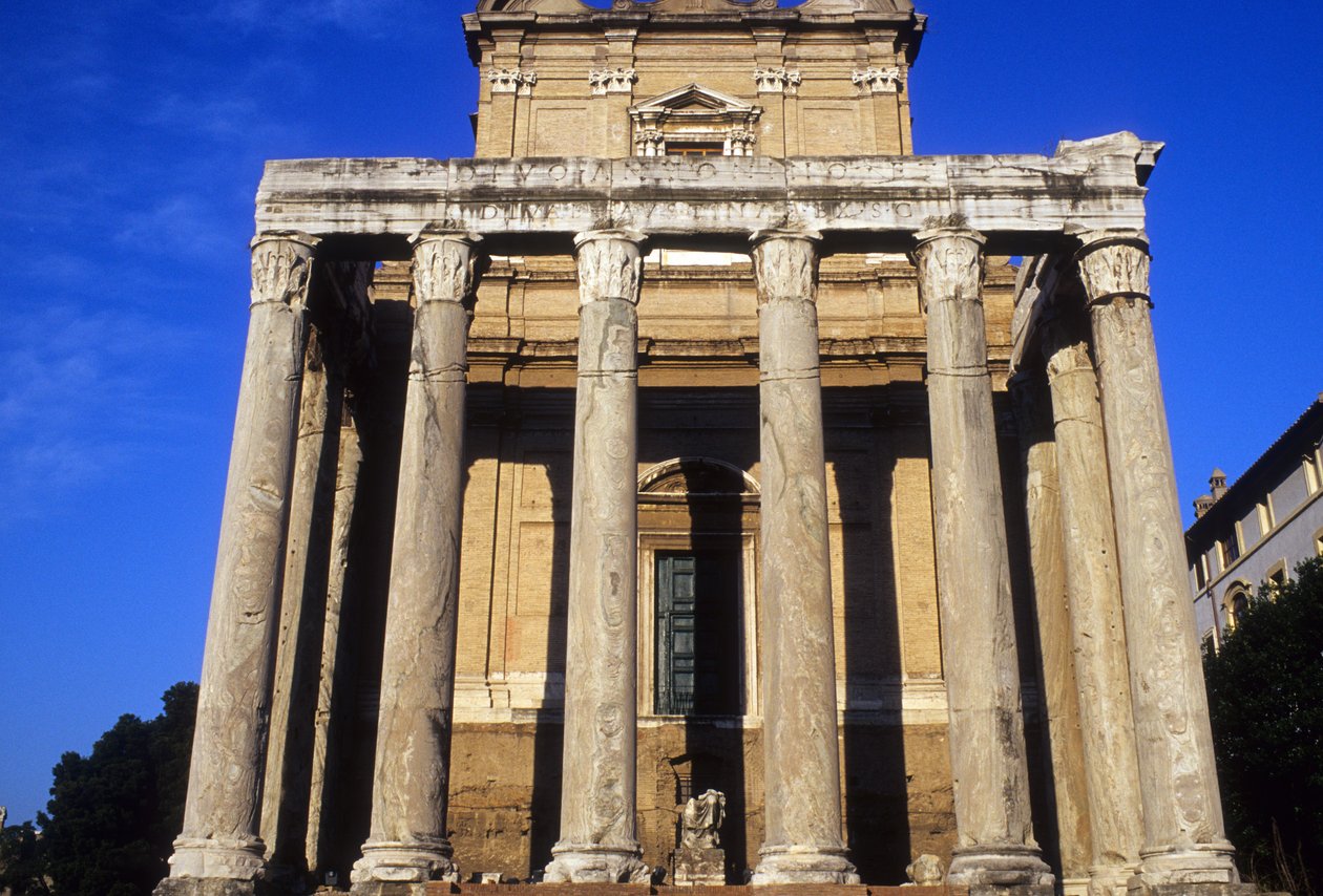 Tempel van Antoninus en Faustina, gewijd 141 AD door Roman