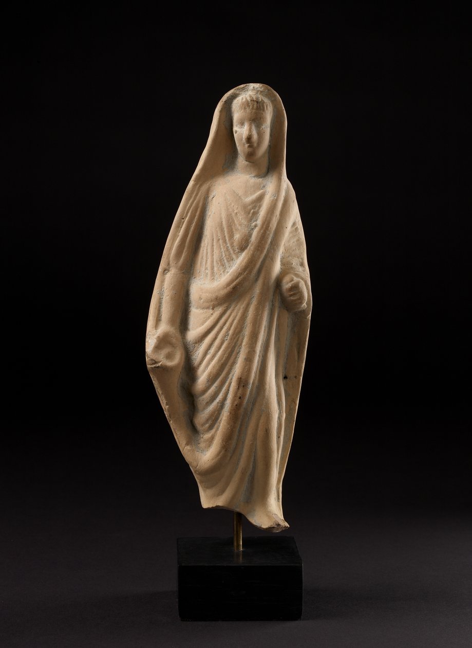Terracotta beeldje van een vrome Romein die zijn hoofd bedekt met zijn toga door Roman