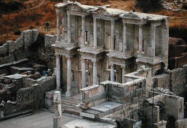 De Celsus Bibliotheek, gebouwd in 135 n.Chr. door Roman